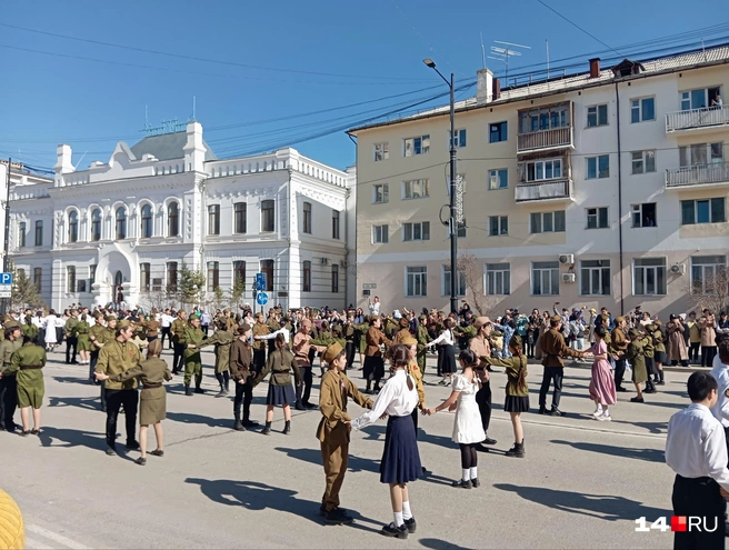 Весь проспект Ленина перекрыли для массового шествия школьников и вальса горожан | Источник: Надежда Ефимова / 14.RU