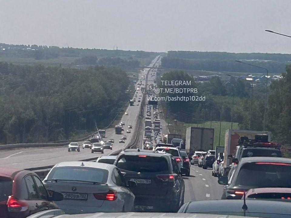 «Жители крутых районов будут стоять»: на мосту под Уфой образовалась пробка на несколько километров