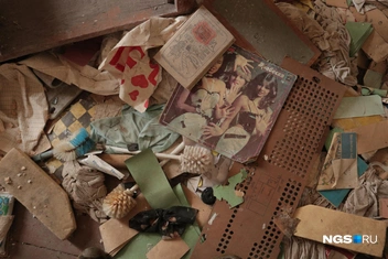 Мусор здесь перемешан с полезными и даже интересными вещами | Источник: Андрей Бортко / NGS.RU
