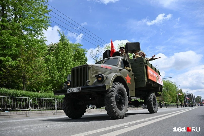 Военные песни исполняли артисты, проезжая по улицам Ростова | Источник: Евгений Вдовин / 161.RU