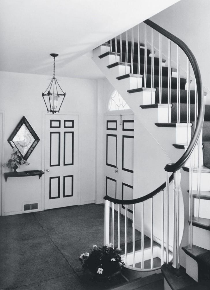 Лестница в доме Джеймса Фентресса во Флориде, редкий для Болдуина пример монохромного интерьера.