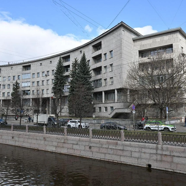 В Петербурге установили табличку в память об аресте и расстреле режиссера Мейерхольда | Источник: Андрей Бок / «Фонтанка.ру»