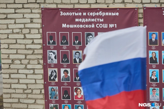 Портрет Аллы Яковлевны и сегодня висит среди прочих на стене школы, где она училась и где преподавала много лет | Источник: Александр Ощепков / NGS.RU