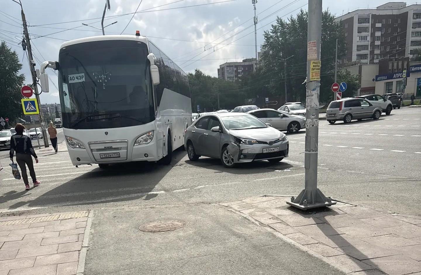 Автобус и легковушка перекрыли движение на крупном перекрестке в Челябинске (видео ДТП)