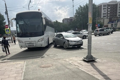 Автобус и легковушка перекрыли крупный перекресток в Челябинске