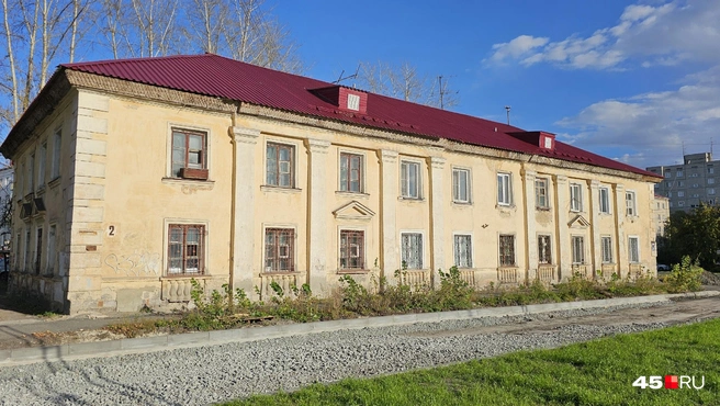 Дом № 2 на улице Кремлёва построили в 1950 году | Источник: Дарья Никитченко / 45.RU