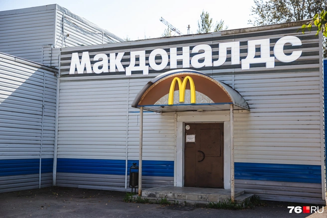 Бывшую столовую можно переделать в Макдоналдс | Источник: Кирилл Поверинов / 76.RU, Мария Романова / Городские медиа