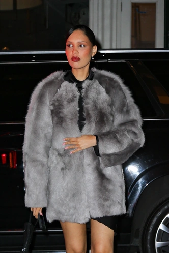 Идеальная шуба найдена у Нары Смит | marieclaire.ru