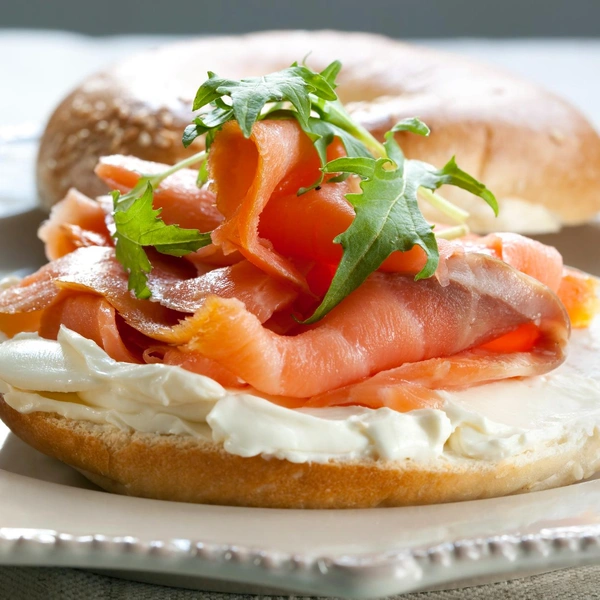 Бейгл с семгой Завтрак в нью-йоркском стиле, который зарядит энергией и бодростью на весь день.Полный рецепт бейгла с семгой читайте по ссылке.