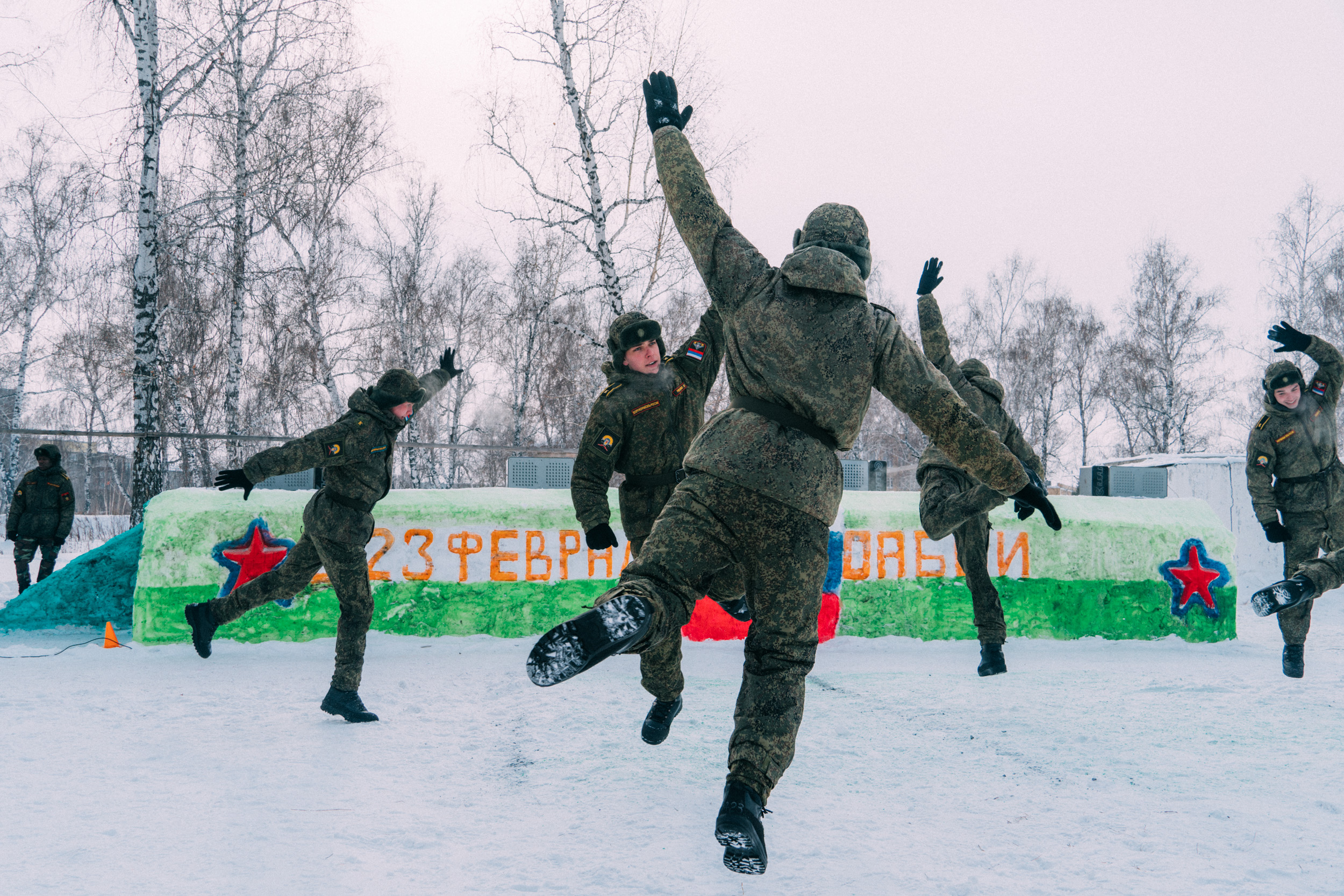 Открытки на 23 Февраля: 10 поводов поздравить своих героев