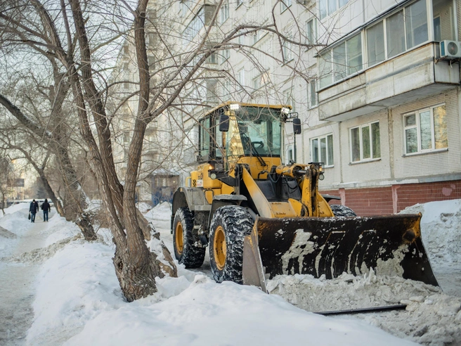На фотографии запечатлена техника МКУ «Первомайское», которая включает 59 единиц для зимней уборки. | Источник: Алина Скитович / NGS.RU