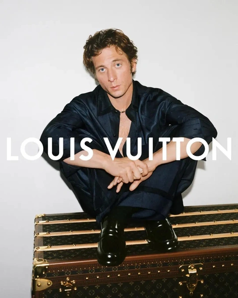 Джереми Аллен Уайт стал частью семьи Louis Vuitton. А мы любуемся кадрами из кампании | Источник: Louis Vuitton