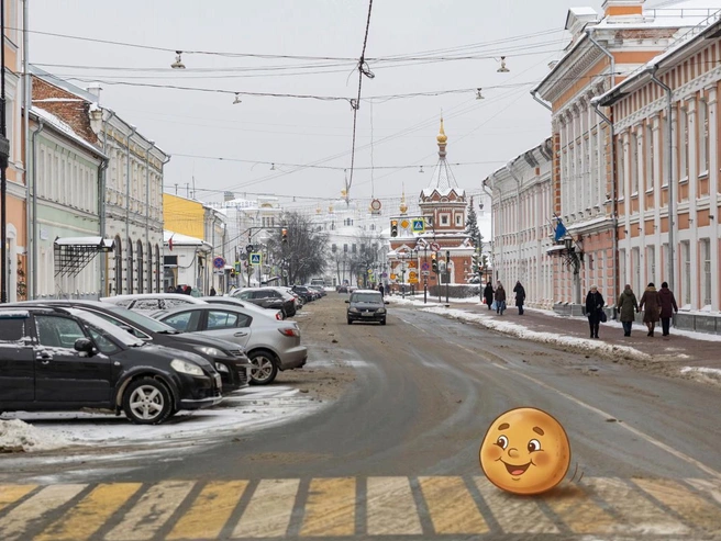 Колобок, перемещаясь по городу, не забывает о безопасности на дорогах. | Источник: Артем Бауман / 76.RU, Юрий Скулыбердин / Городские медиа