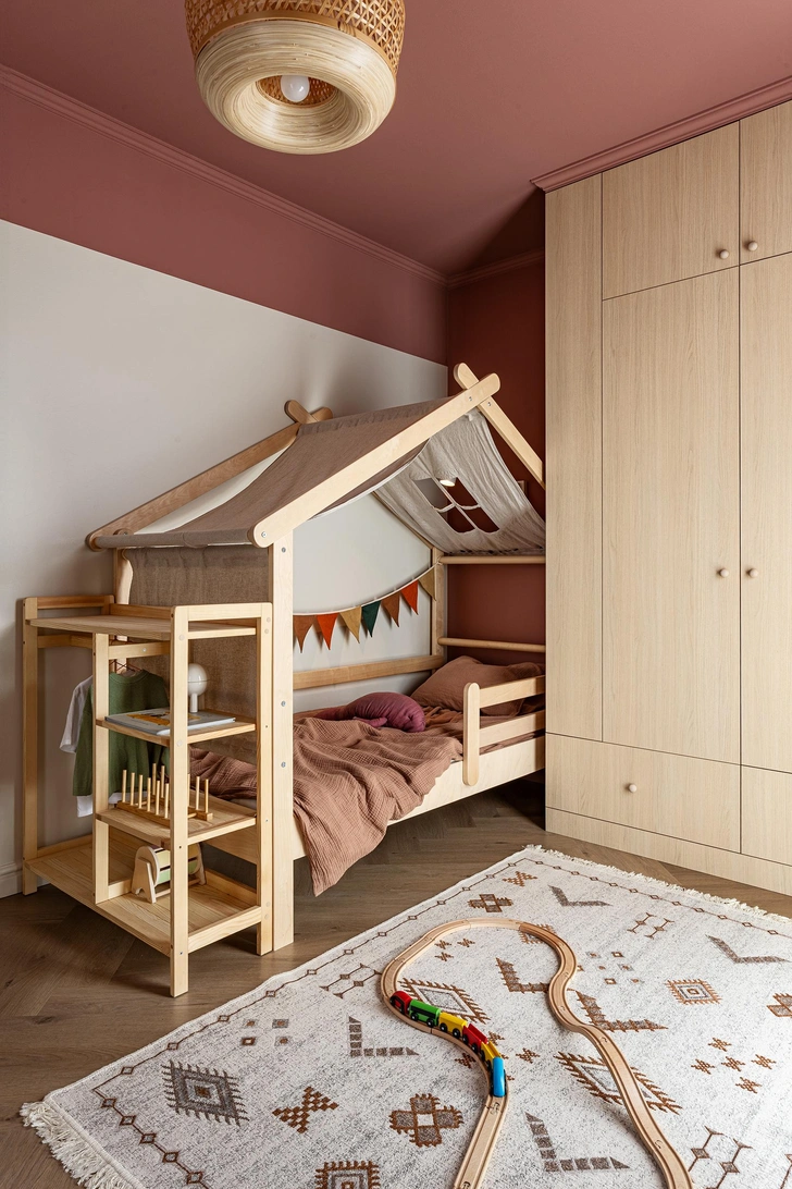 Встроенный шкаф изготовлен на заказ по эскизам дизайнера SVAI Studio. Люстра, IKEA. Детская кровать-домик, DOMM mebel. | Источник: Андрей Кот. Стиль: Алеся Корнилович