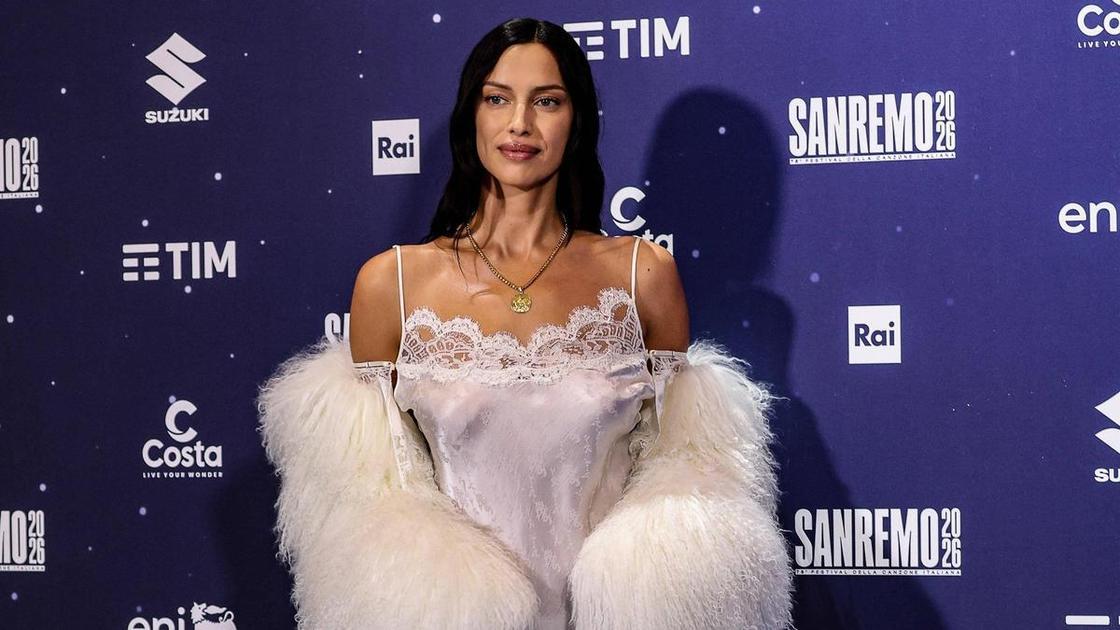 Пять смелых образов Ирины Шейк в Сан-Ремо: от бельевого мини до голого кружева