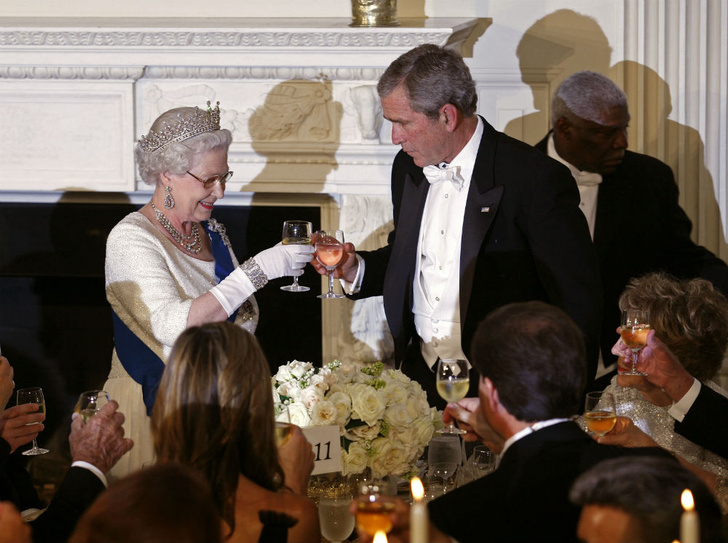 Конфузы Белого дома: как президенты Форд и Буш пытались подшутить над Королевой