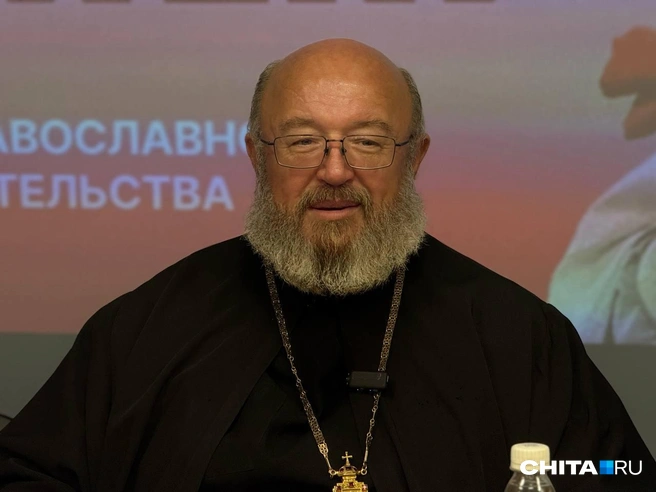 Батюшка кивал, отвечая на вопросы | Источник: Дарья Анучина / CHITA.RU