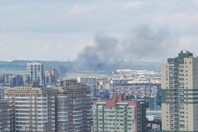 В Красноярске на Северном шоссе загорелся склад с макулатурой