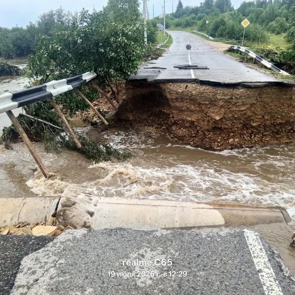 Вода размыла дорогу | Источник: читатель 59.RU