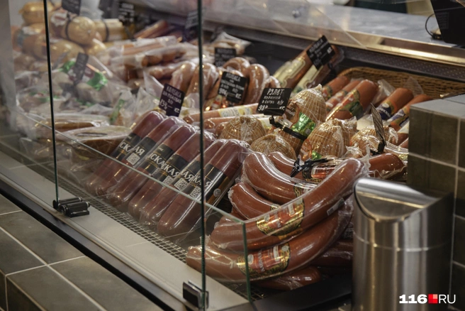 Цена на вареную и полукопченую колбасу упала более чем на 10 рублей | Источник: Лина Саитова / 116.RU