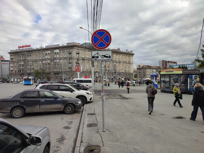 Ранее на тротуаре устанавливали ограждения, которые затем демонтировали | Источник: Илья Калинин / NGS.RU