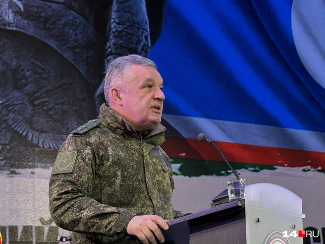 Греков выступил с речью и наградил бойцов | Источник: Ольга Донская / 14.RU