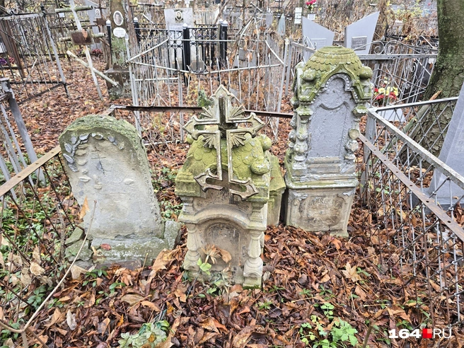 На Воскресенском кладбище много старых заброшенных могил | Источник: Семен Коротов-Майбах / 164.RU