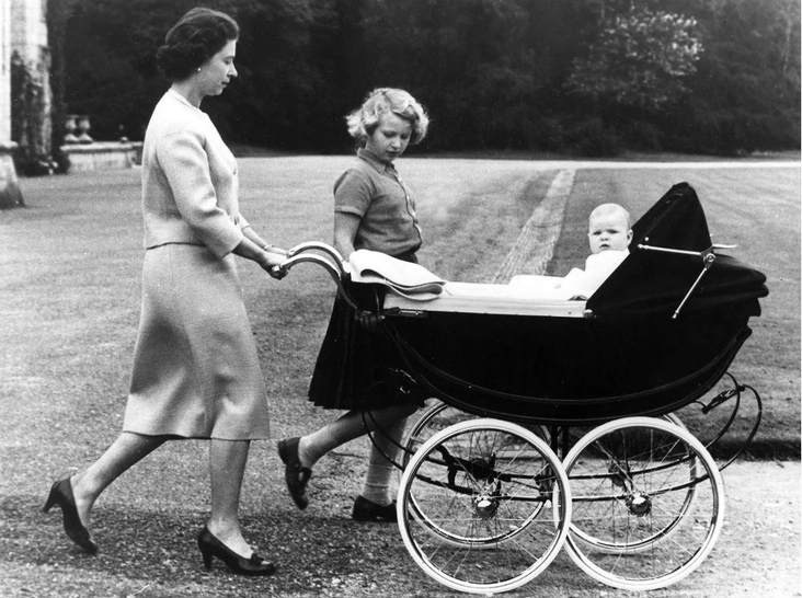 Елизавета везет Эндрю в коляске в компании Анны, сентябрь 1960