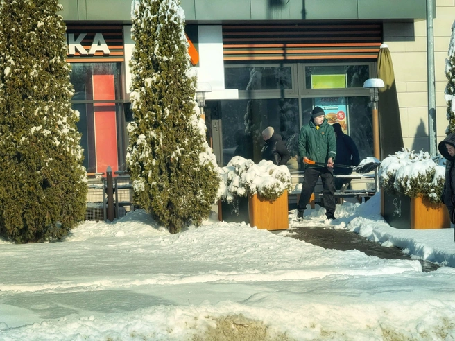 Утреннюю уборку снега вполне можно сравнить с тренировкой в спортзале | Источник: Владислав Головня / T.me