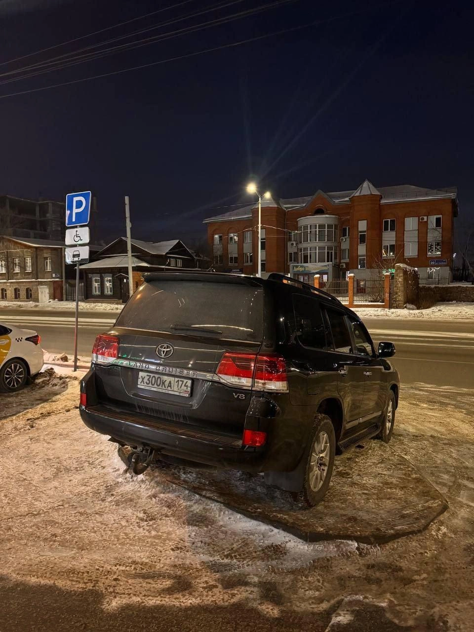 Toyota Land Cruiser 200, судя по номерам, хочет быть 300-ым. Он запаркован на «обордюренном» газоне на улице Свободы, 77 | Источник: читатель 74.RU
