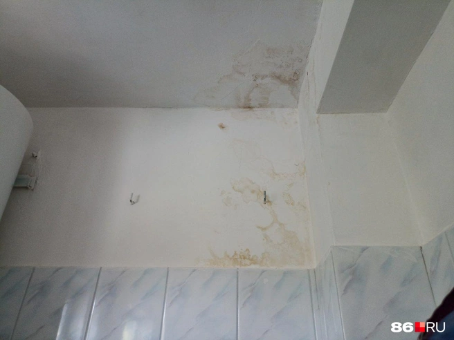 Потолок в ванной комнате девушка постоянно замазывает, но разводы появляются вновь | Источник: Мария Гришкина / 86.RU