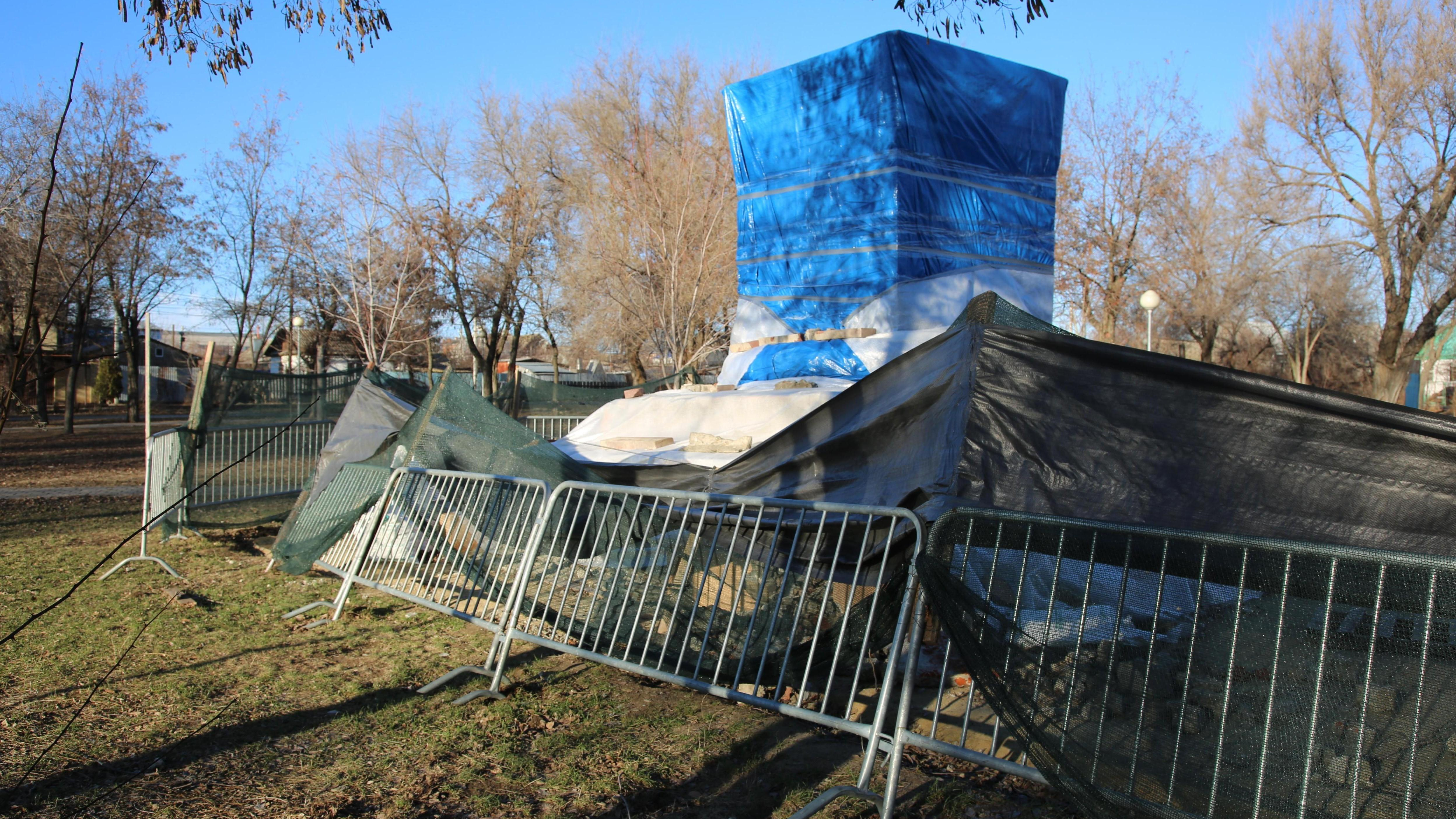 Не помогло даже вмешательство Бастрыкина: в Волгограде сорвана реставрация еще одного памятника на братской могиле