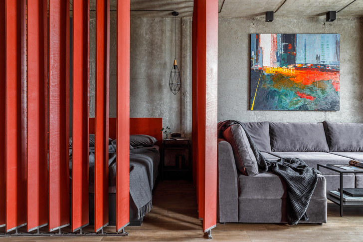 <p>Проект дизайнера Андрея Попова. Спальня отгорожена от коридора и гостиной вертикальными, вращающимися на 360 градусов ламелями из фанеры.</p>