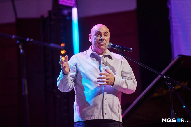 Иосиф Пригожин вручил статуэтку представителю компании «Суши от Зебруши» | Источник: Александр Ощепков / NGS.RU