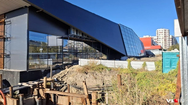 Вместо белого каркаса появились черная обшивка и стёкла | Источник: Тимофей Крылов / V1.RU