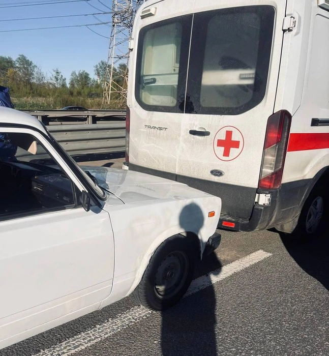 Водитель «Жигулей» пытался проскочить пробку на КАД на хвосте у скорой и сам же ее подбил | Источник: ГБУЗ ЛО «Станция скорой медицинской помощи»