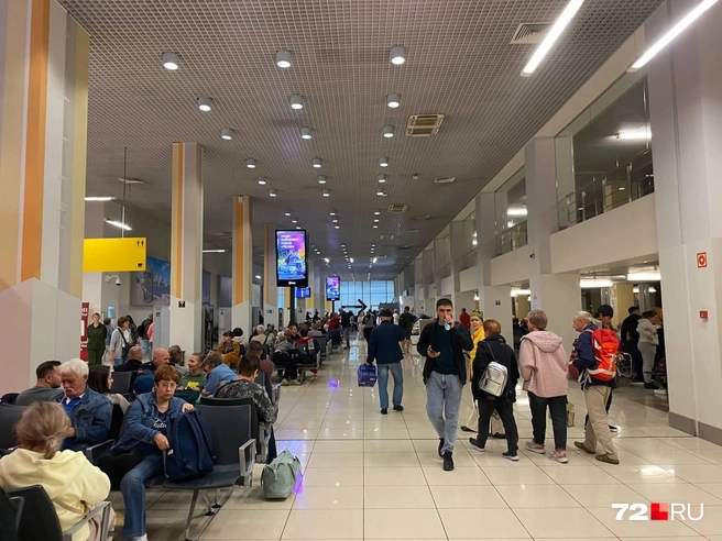 В аэропорту все уставшие ждали вылета | Источник: из личного архива Таши Лобовой