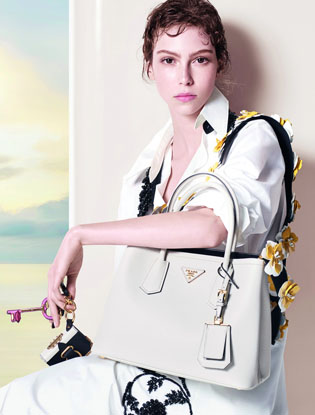 Буйным цветом: новые ремни для сумок Prada