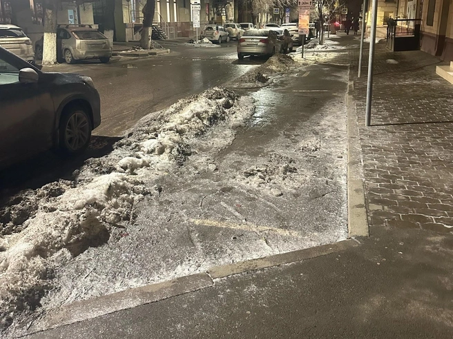 На фотографии запечатлен вид платной парковочной зоны в центре Волгограда в вечернее время. | Источник: читатели V1.RU
