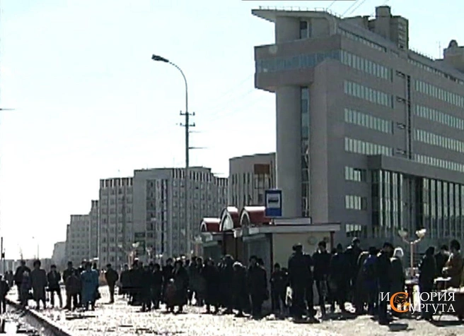 Проспект Ленина, остановка УБР, 1999 год | Источник: «История Сургута / Ретро Сургут» / Vk.com