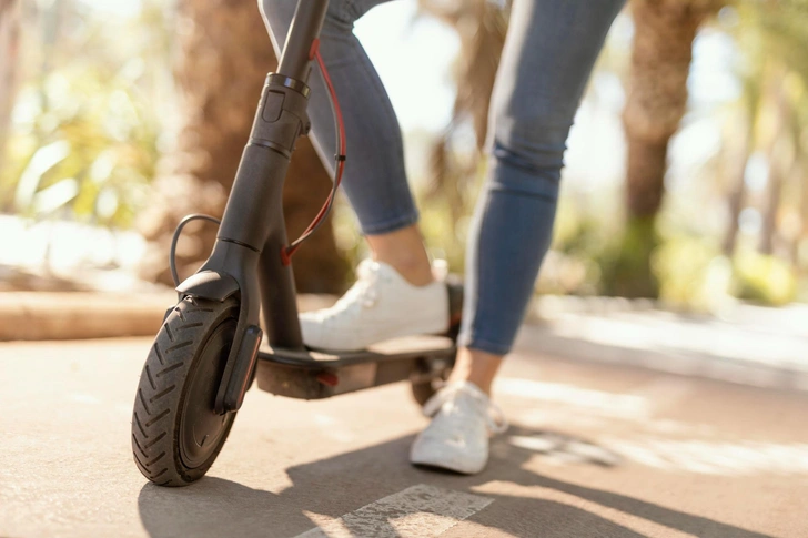 Власти хотят установить на электросамокаты hands-free и ЭРА-ГЛОНАСС