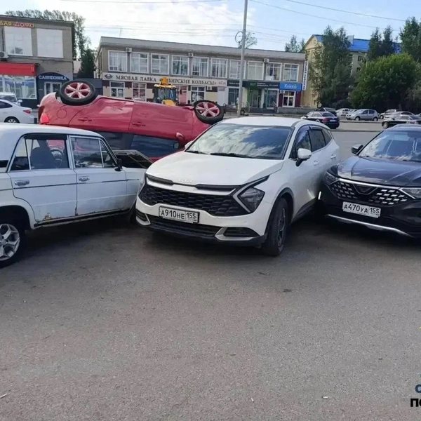 Автомобили стояли на месте | Источник: «Управление МВД России по Омской области» / max.ru