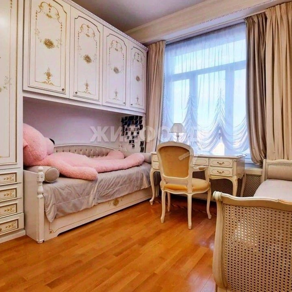 В классическом английском стиле выполнена и детская комната, обратите внимание, какой большой шкаф, в него точно поместятся все вещи малышей | Источник: агентство недвижимости «Жилфонд» / n1.ru