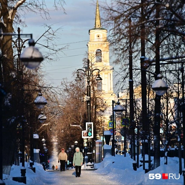 Некоторые прогуливающиеся по Компросу выбирают пешеходный бульвар | Источник: Василина Любимова / 59.RU