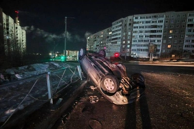 Ночное ДТП в Мурманске: машина перевернулась, пассажирка в больнице