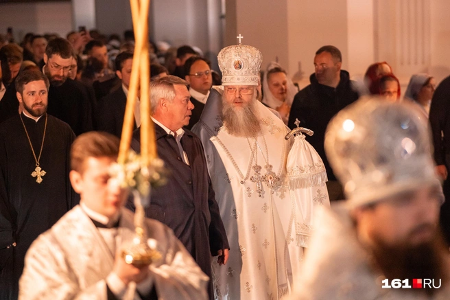 Во время службы губернатор встретился с митрополитом Меркурием | Источник: Евгений Вдовин / 161.RU