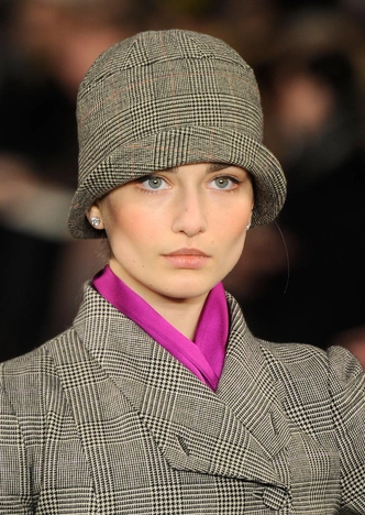 Шляпки-клош снова в моде спустя 100 лет: с чем их сочетать? Шляпки-клош снова в моде спустя 100 лет: с чем их сочетать?