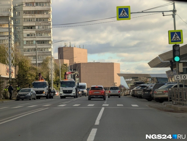 Пока идет форум, машину у наццентра лучше не оставлять | Источник: Мария Ленц / NGS24.RU