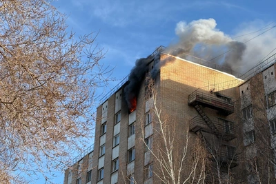 В Тюмени горит многоэтажка на улице Республики