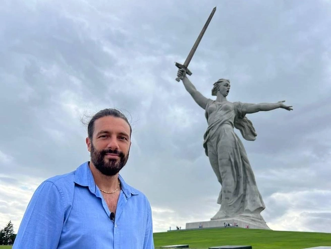 Федерико Арнальди уже выложил в телеграм фото с Мамаева кургана | Источник: «Поедем, поедим» / T.me